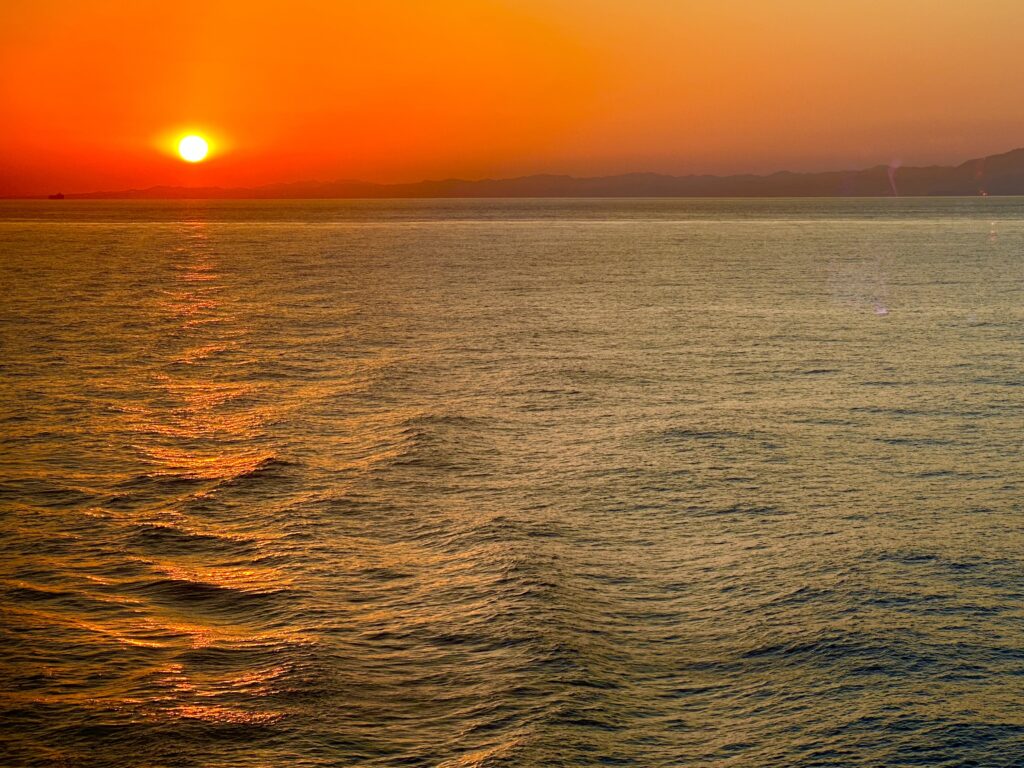 大海原の夕陽