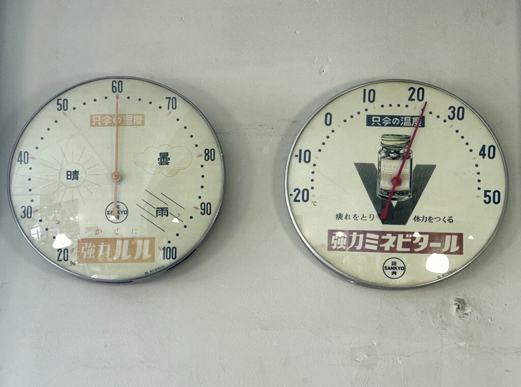古い温度計や湿度計