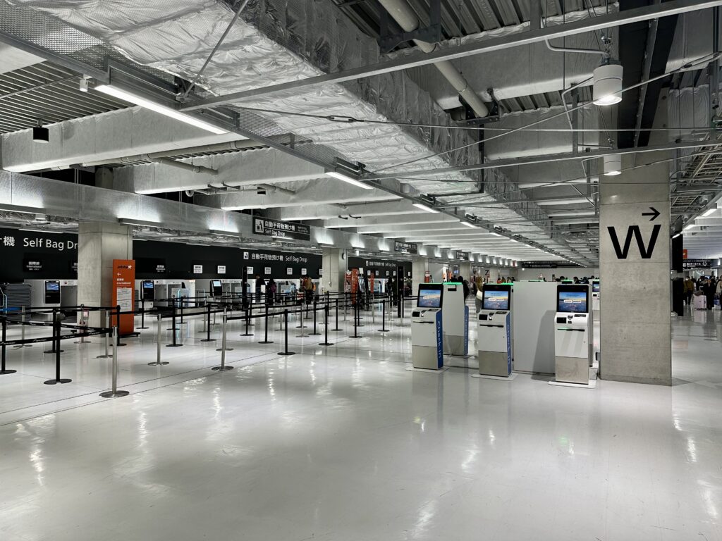 成田空港第3ターミナルのチェックインカウンター