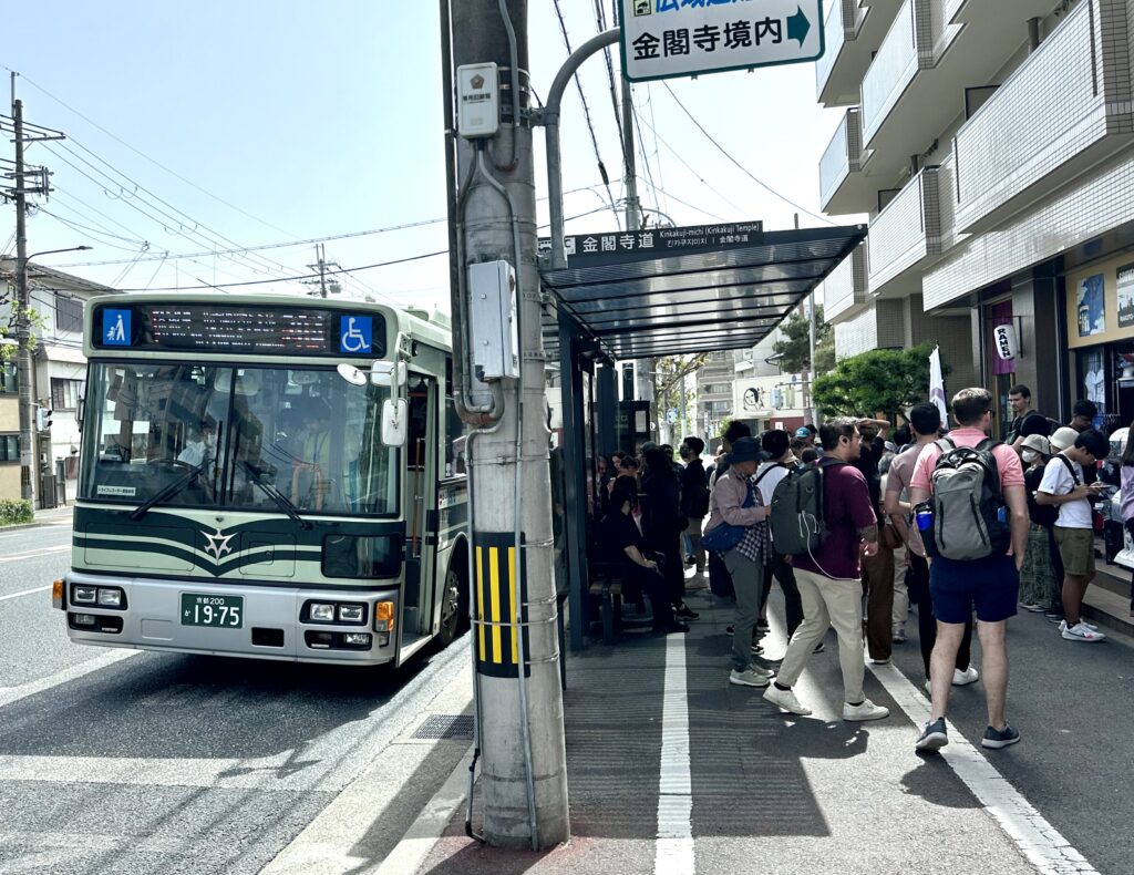 インバウンド観光客で混雑する京都のバス停
