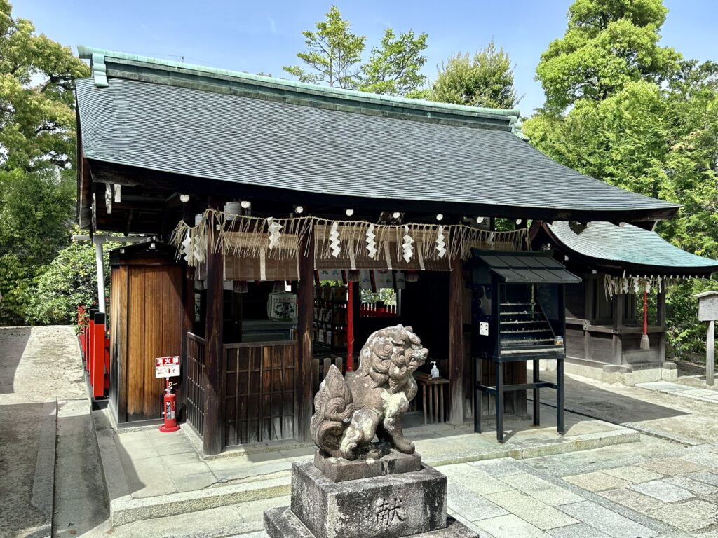 敷地神社境内の六勝神社