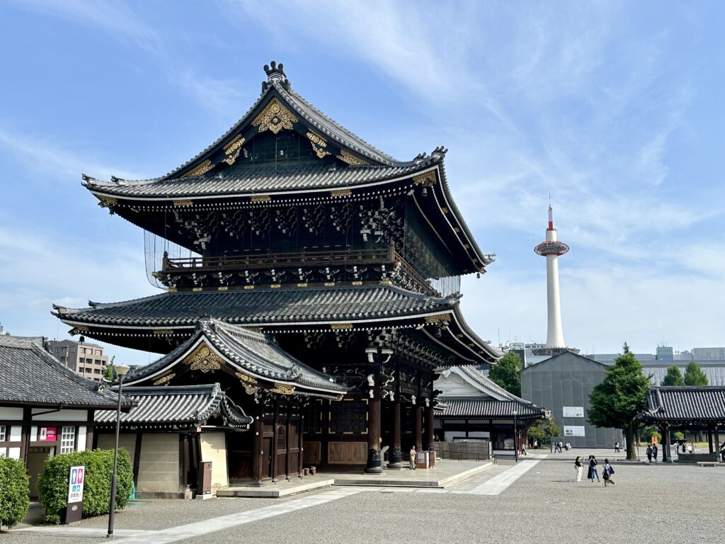 東本願寺御影堂門と京都タワー