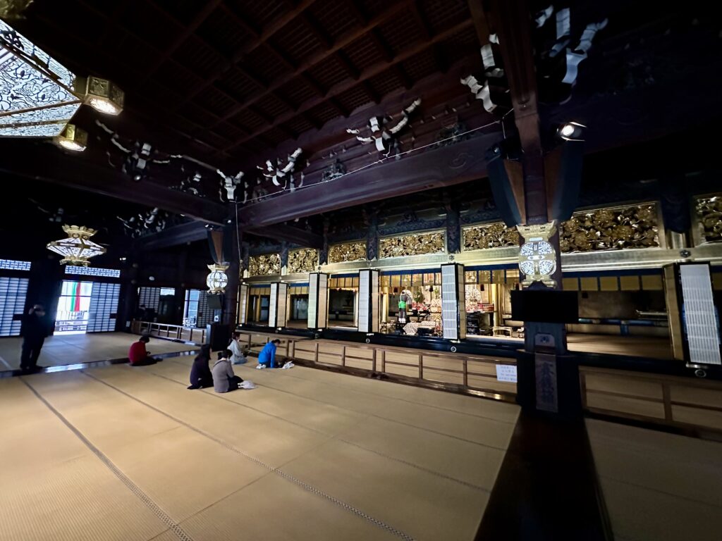 西本願寺の阿弥陀堂の内部
