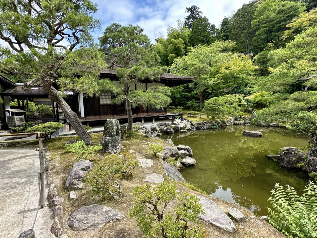 銀閣寺の東求堂と庭園