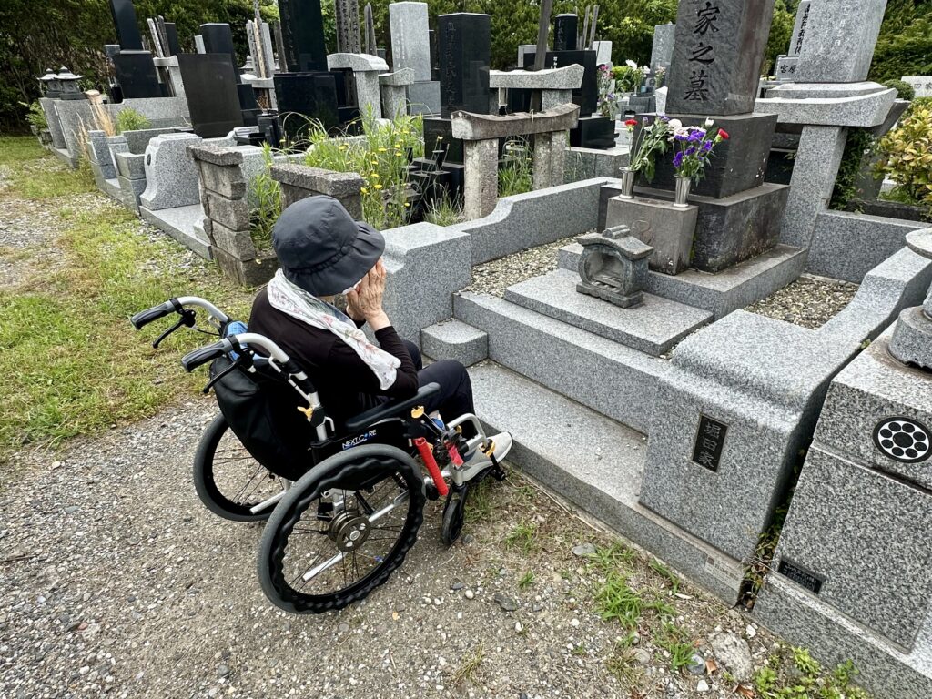 車椅子でお墓参り