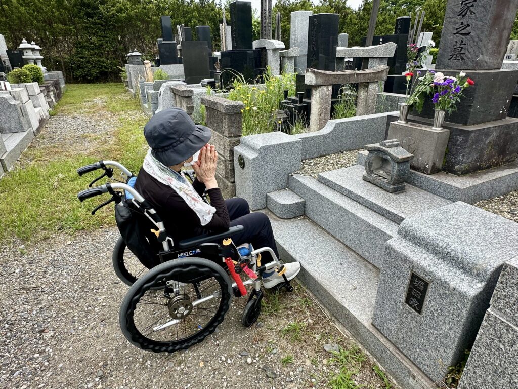 車椅子でお墓参り