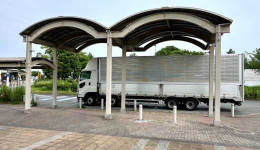 身障者用の駐車場に停めるトラック