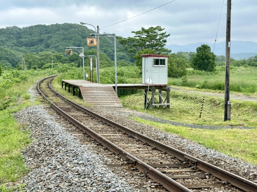 糠南駅の板張りホームと物置駅舎