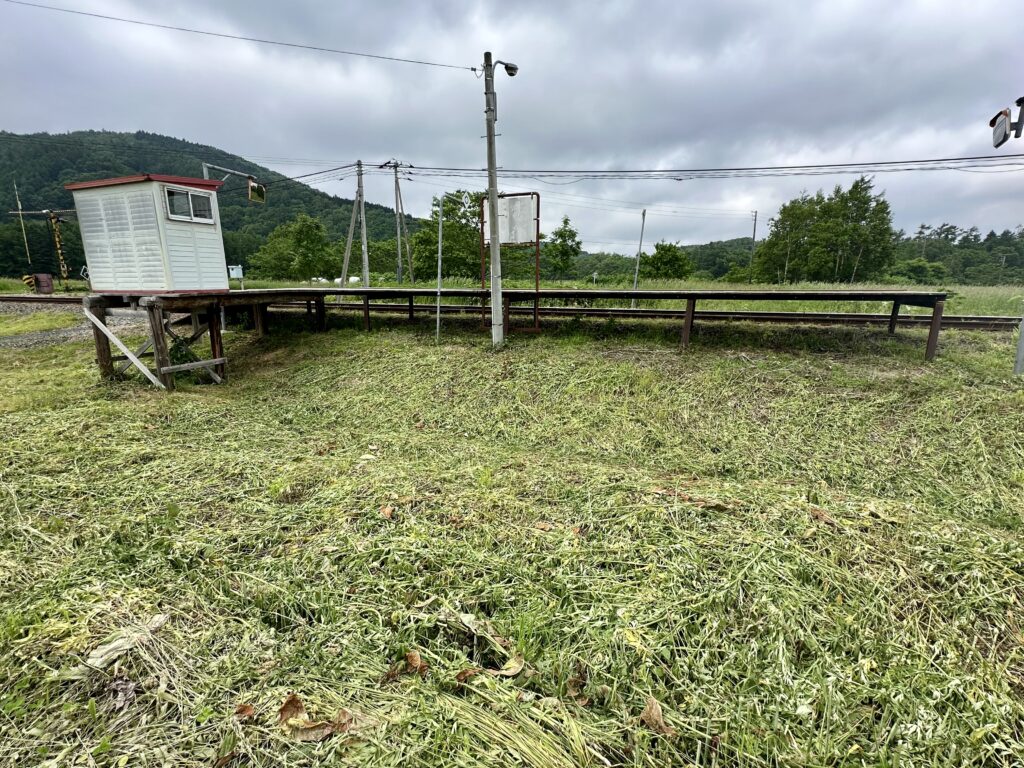 糠南駅のホームと物置駅舎