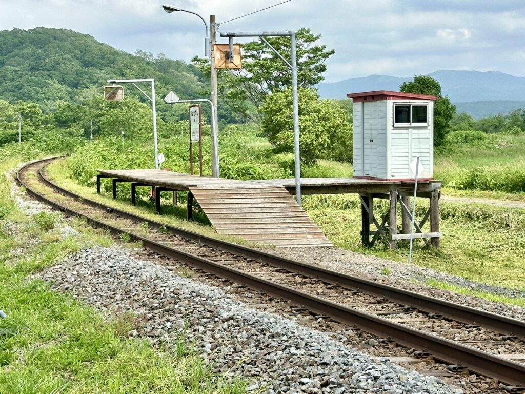 糠南駅のホームと物置駅舎