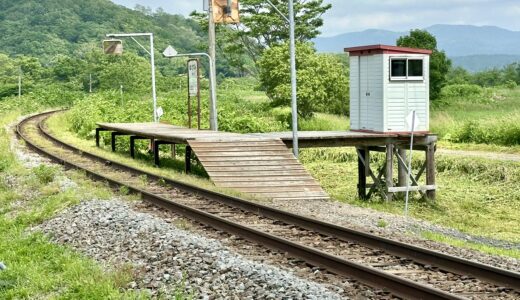 糠南駅の板張りホームと物置駅舎