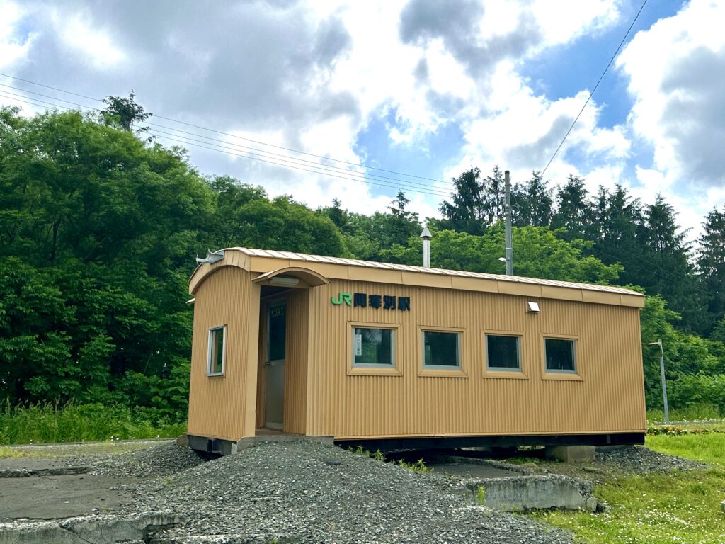 問寒別駅の駅舎