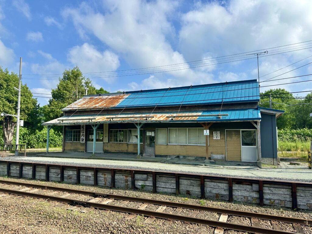 雄信内駅の駅舎