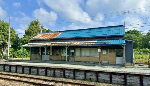 雄信内駅の駅舎と駅名板