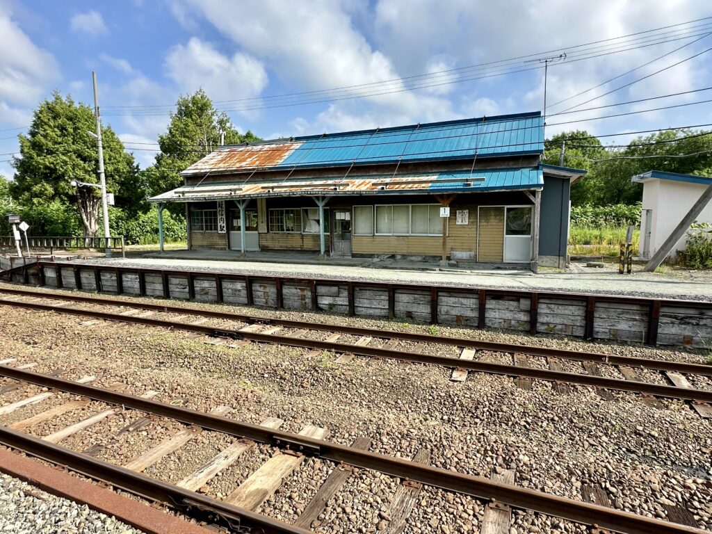 雄信内駅の駅舎