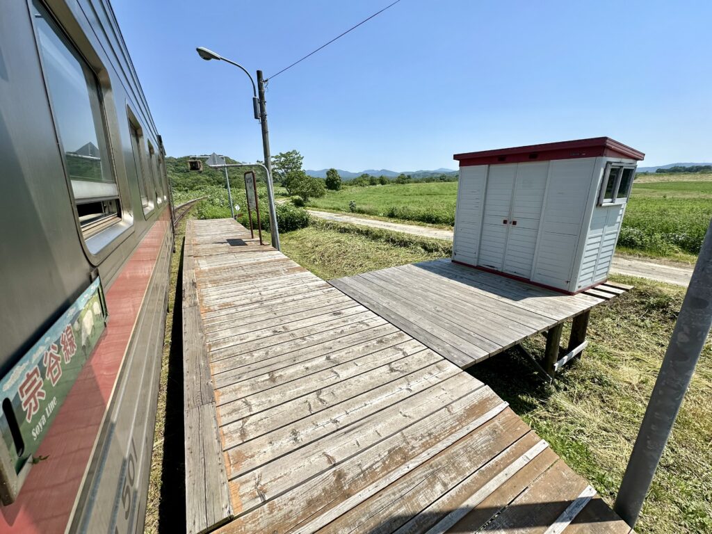 糠南駅の板張りホームと物置駅舎