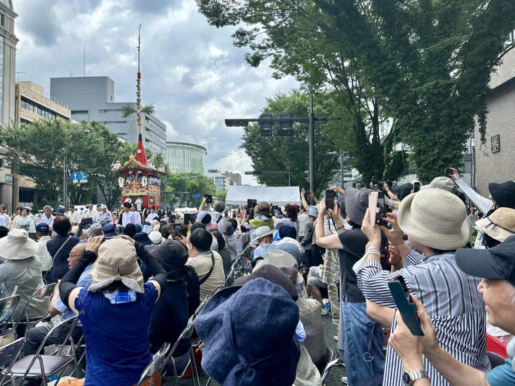 京都の祇園祭を見る観客