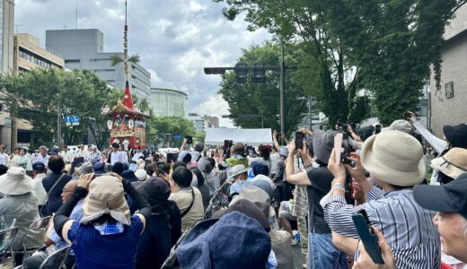 祇園祭を見物する観客