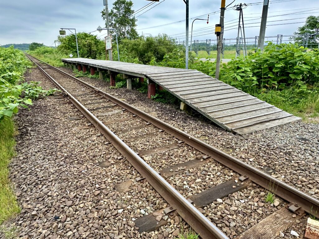 南幌延駅の板張りのホーム