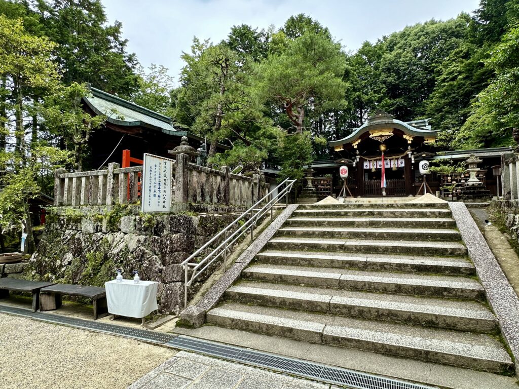 八大神社の社殿