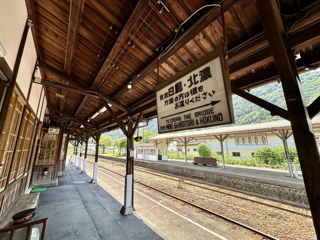 郡上八幡駅の駅構内