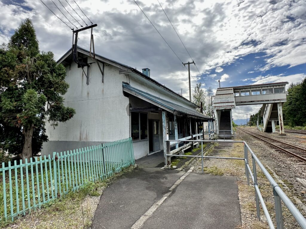 東滝川駅の駅舎や駅構内