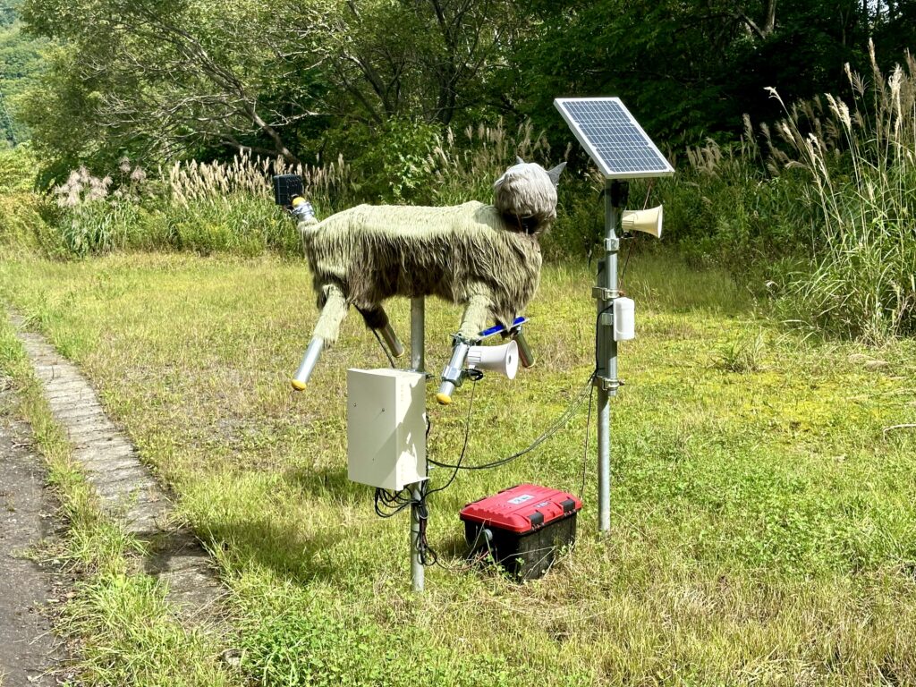 ヒグマ撃退のモンスターウルフ・ロボット狼