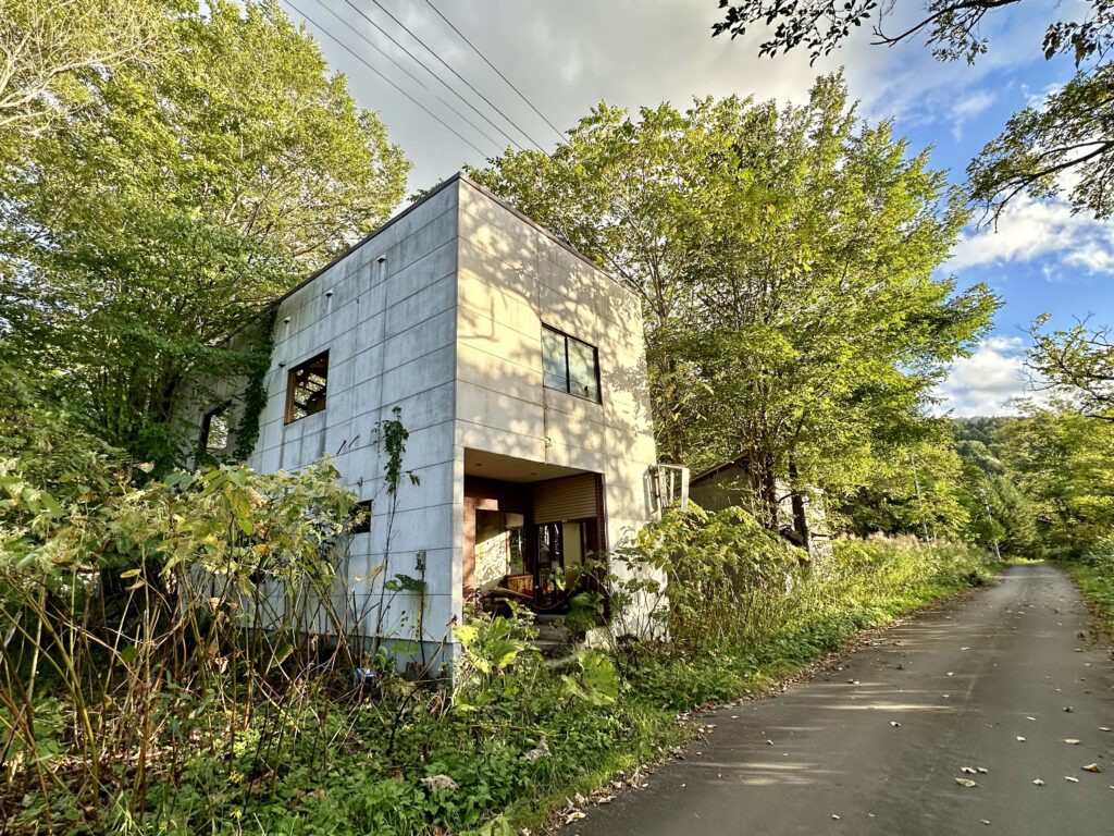 廃屋と舗装道路