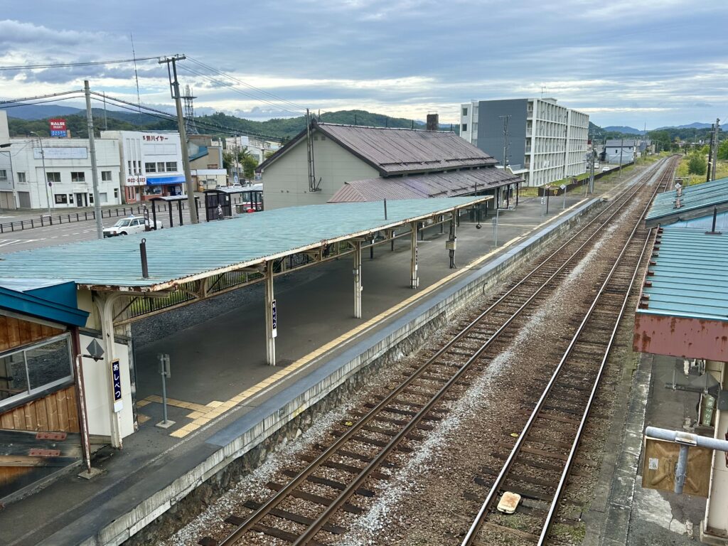 芦別駅の駅舎と構内