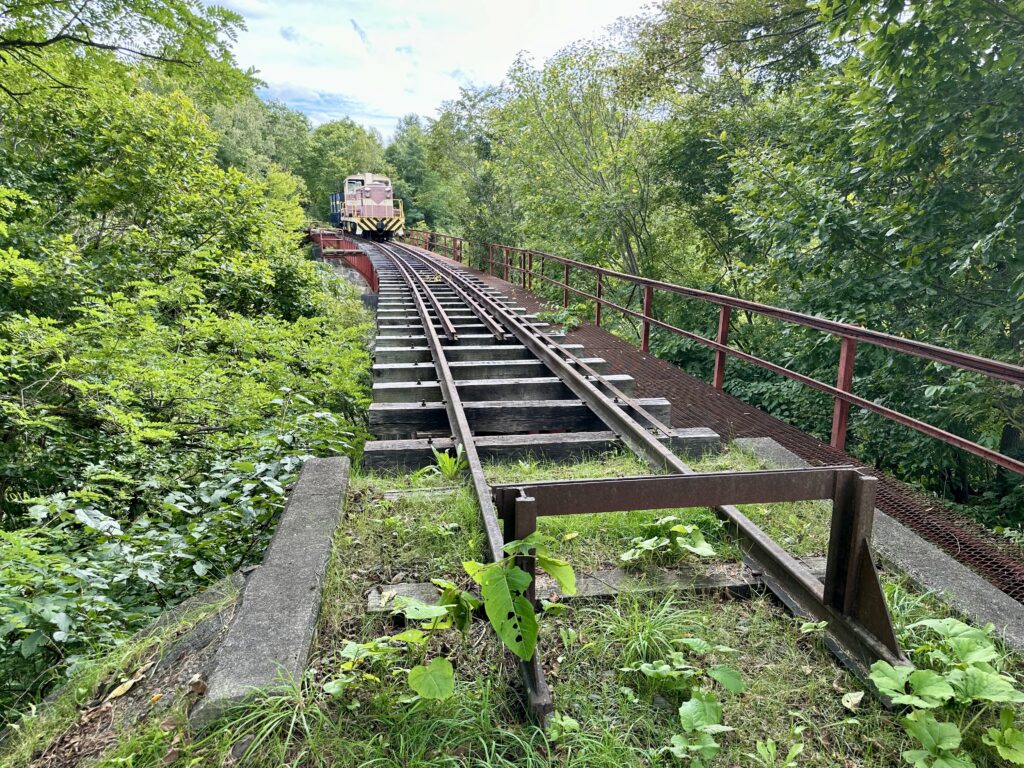 三井芦別鉄道の鉄橋とディーゼル機関車