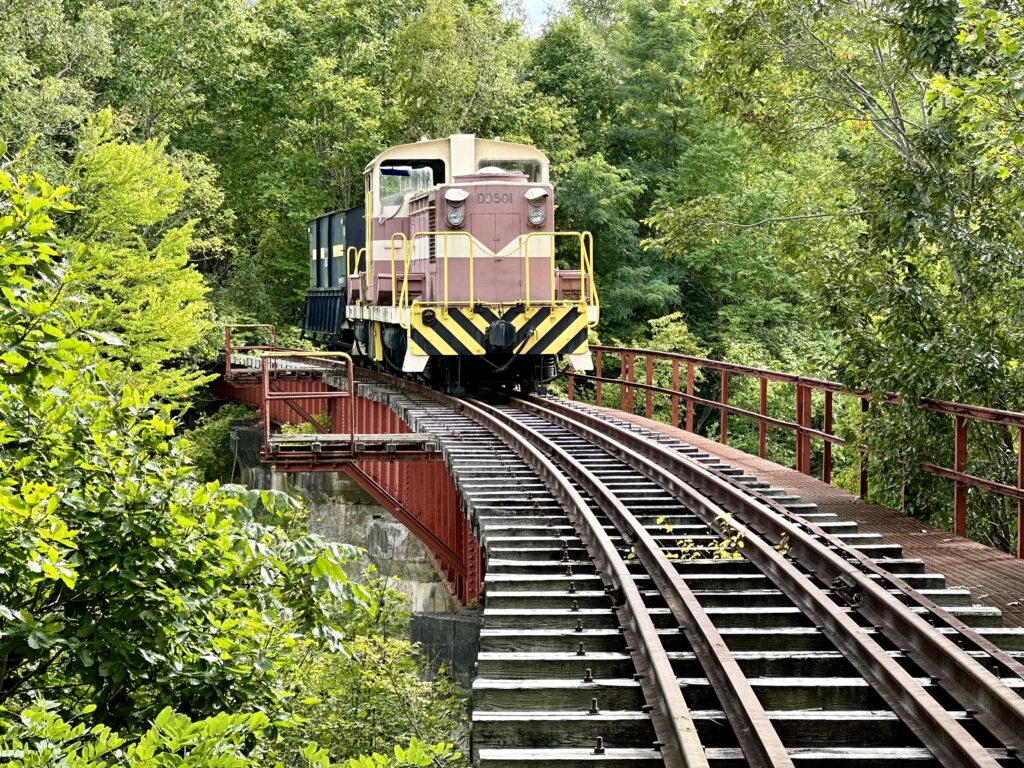 三井芦別鉄道の鉄橋とディーゼル機関車