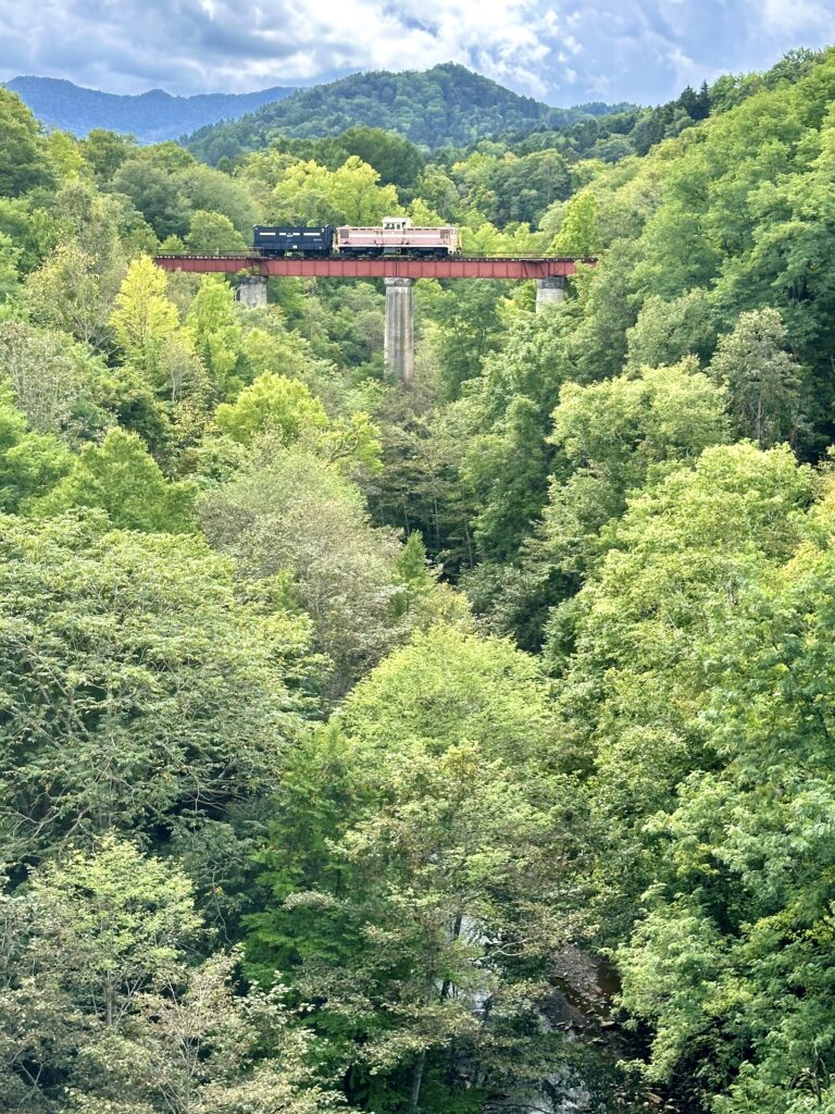 三井芦別鉄道の鉄橋とディーゼル機関車