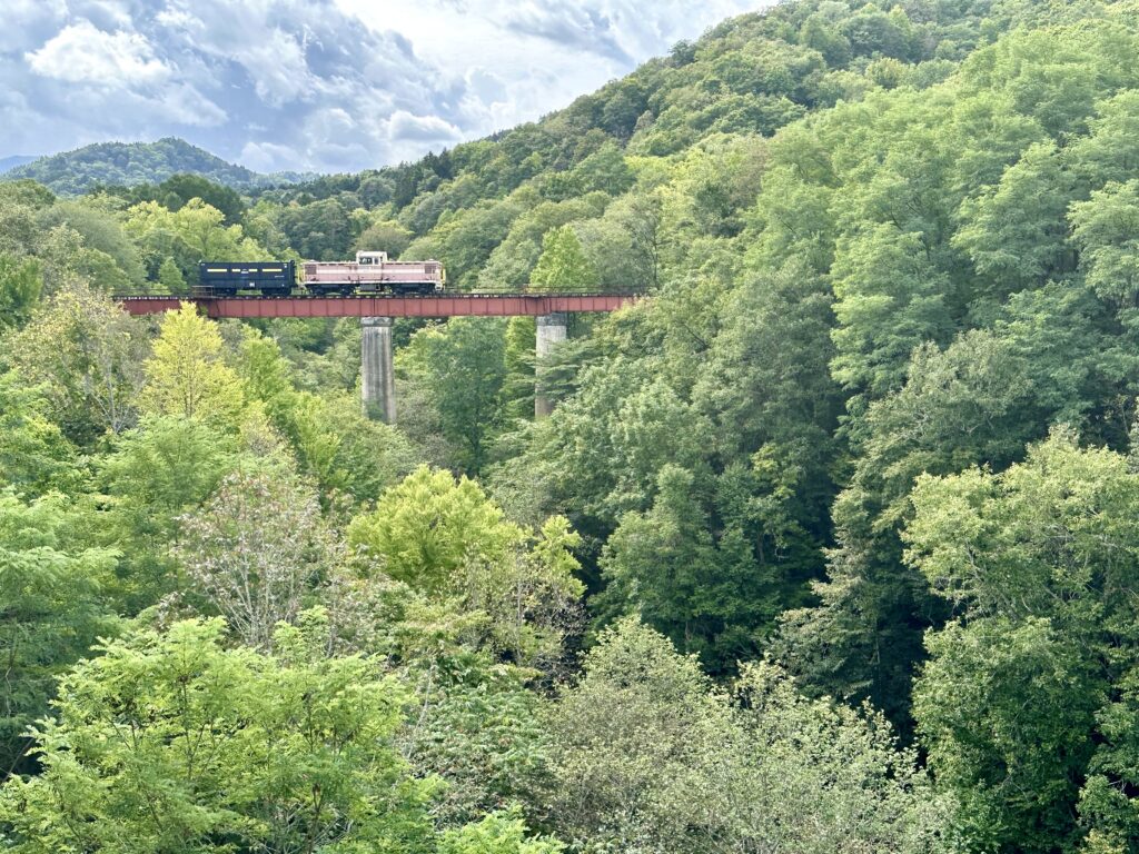 三井芦別鉄道の鉄橋とディーゼル機関車