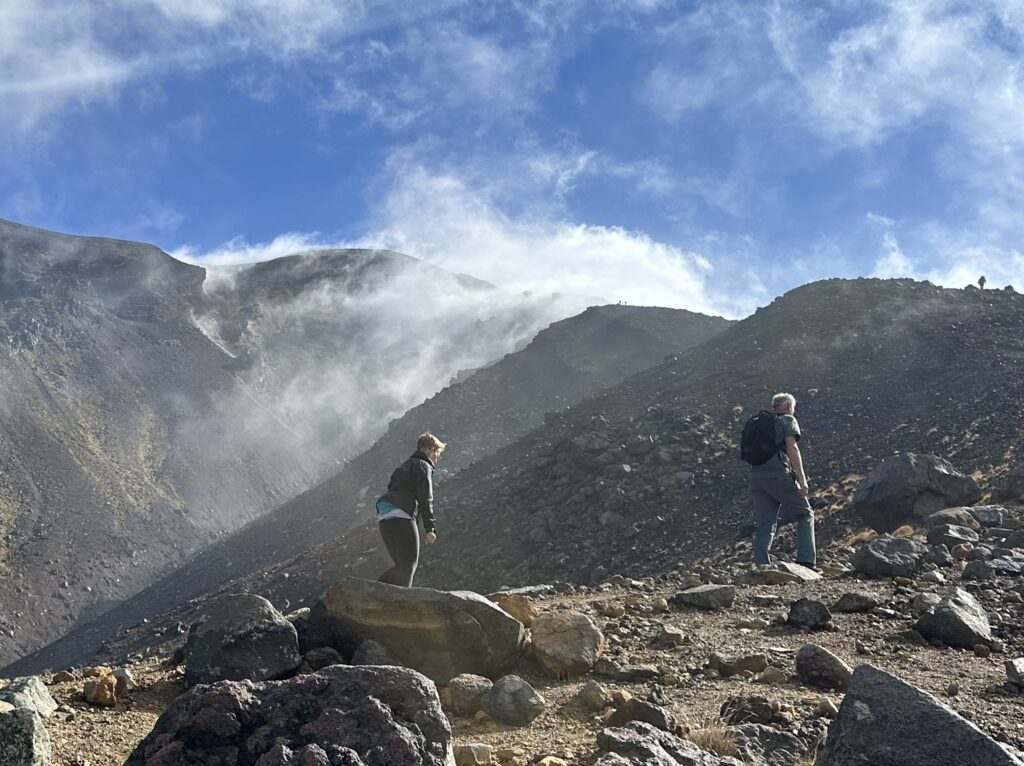 軽装のインバウンド登山客