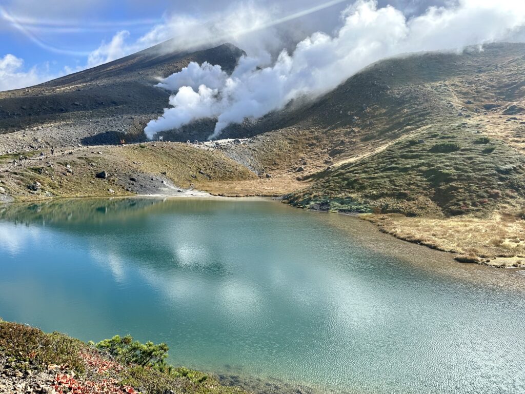 姿見の池と地獄谷噴気孔