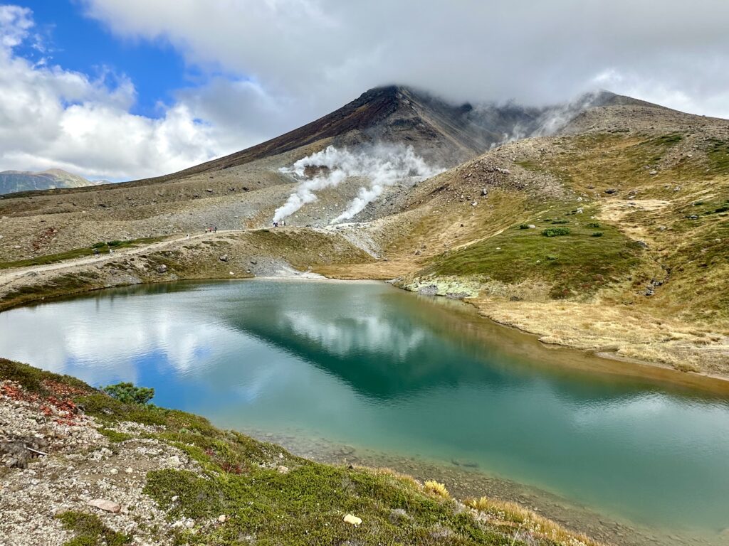 姿見の池と大雪山噴火口に昇る噴気