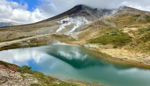 姿見の池と大雪山噴火口に昇る噴気