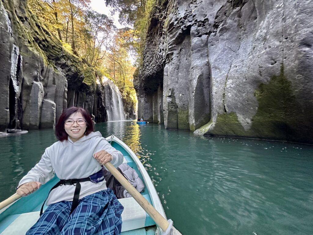 ボートに乗った女性と高千穂峡