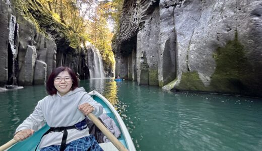 ボートに乗った女性と高千穂峡