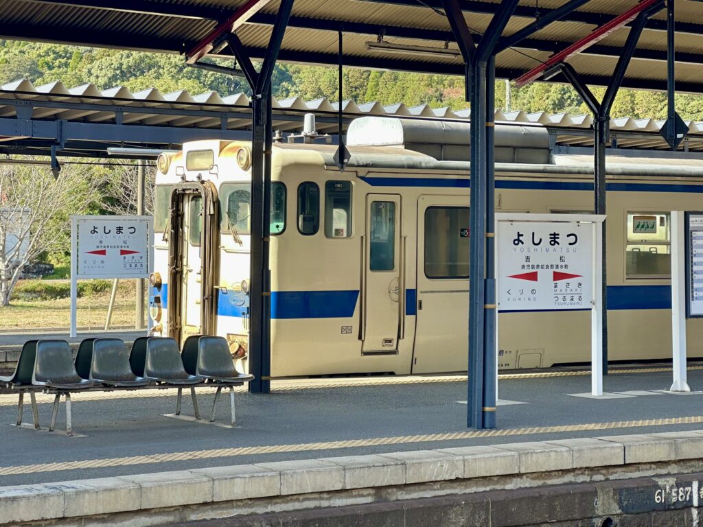 吉松駅の駅名標とキハ40系