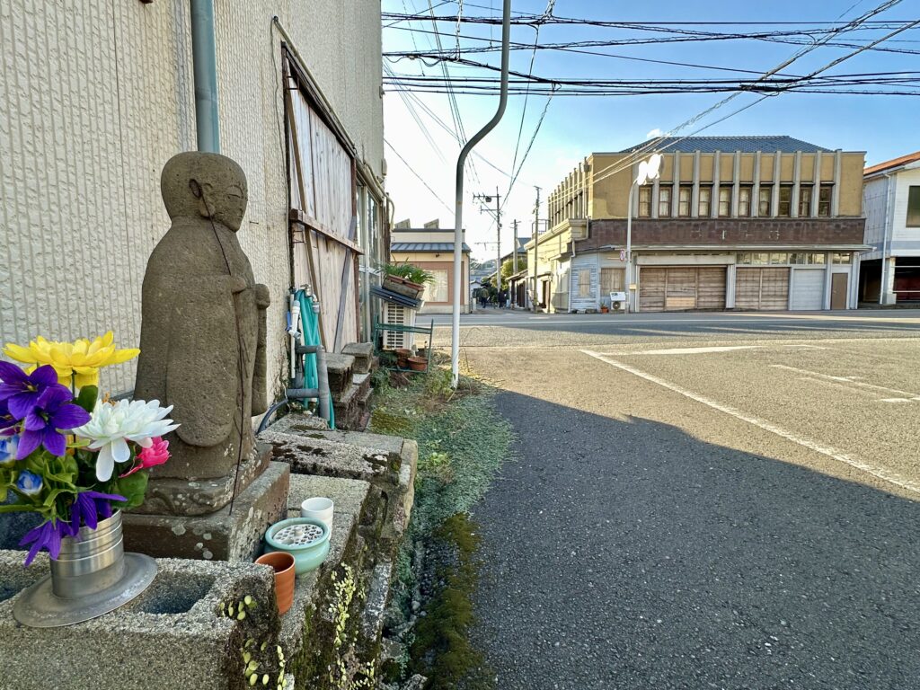 お地蔵様と満尾書店