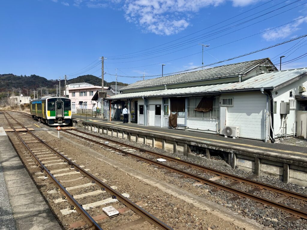 久留里駅舎と久留里線の列車