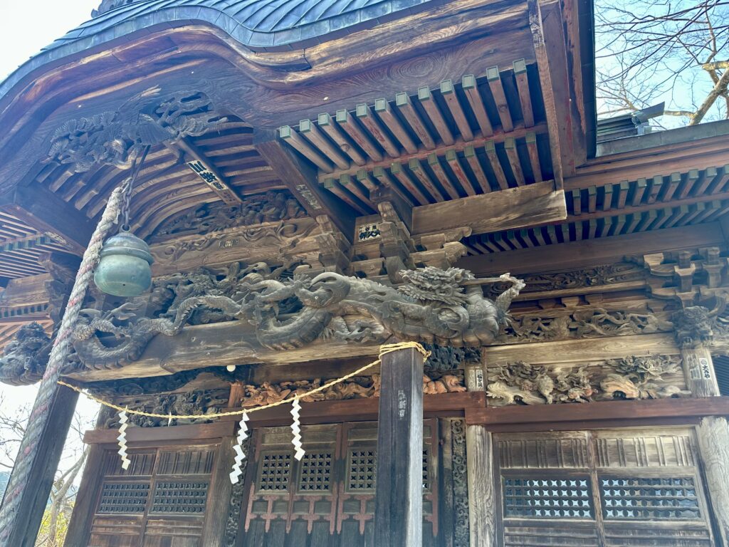 下仁田諏訪神社の拝殿の木彫りの彫刻