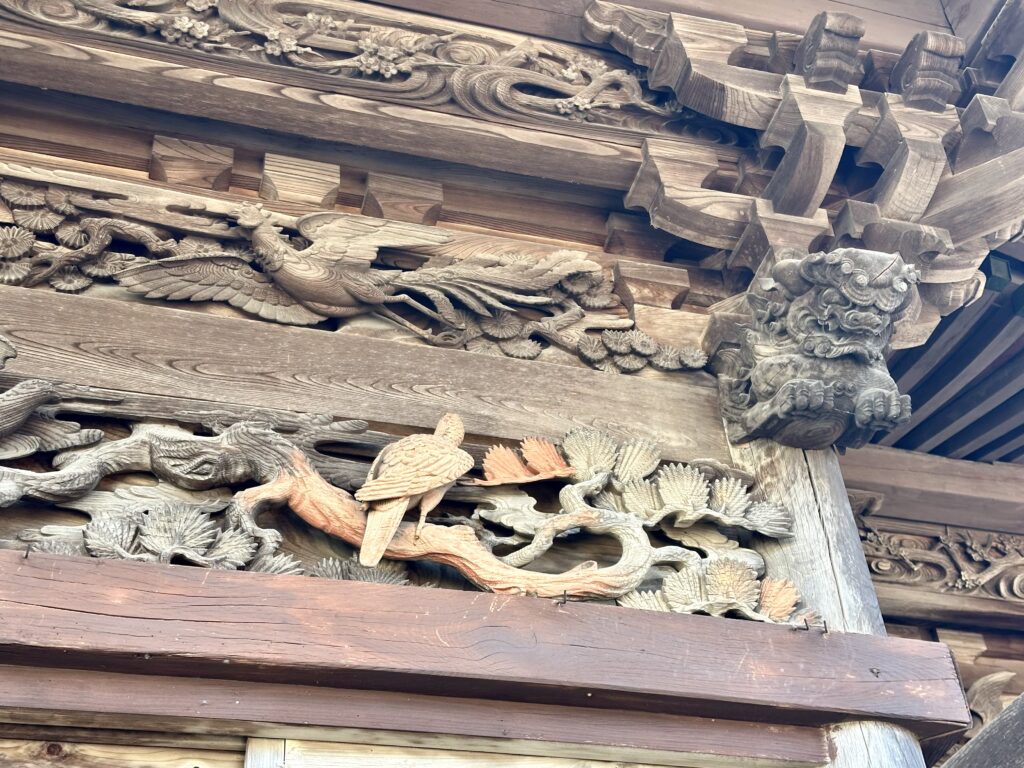下仁田諏訪神社の拝殿の木彫りの彫刻