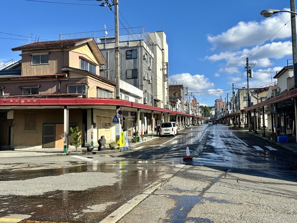 融雪パイプで濡れた路面