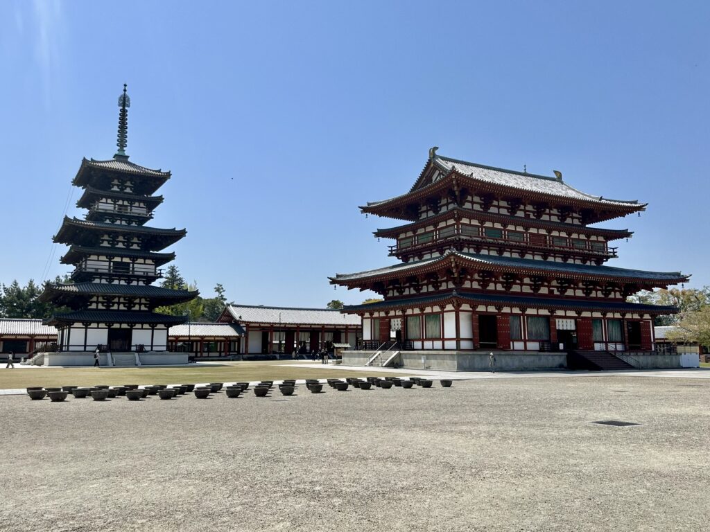薬師寺金堂と西塔