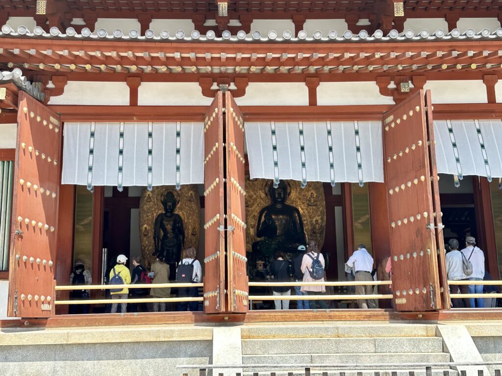 薬師寺金堂の薬師三尊像