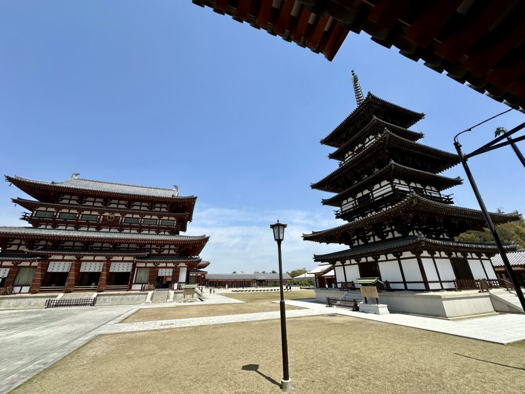 薬師寺金堂と西塔