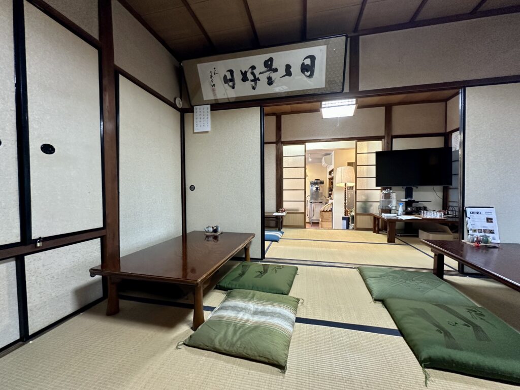 ホトケノネドコの店内