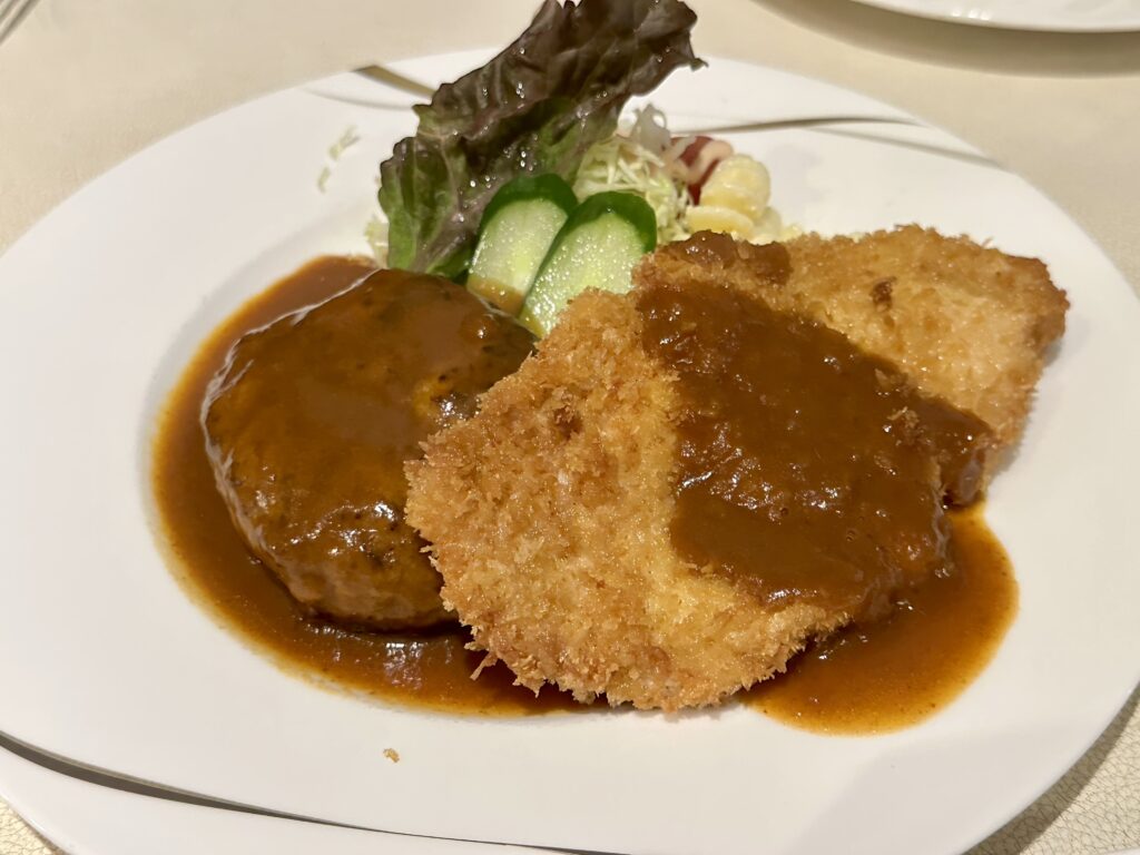 チキンカツとハンバーグの洋食ランチ